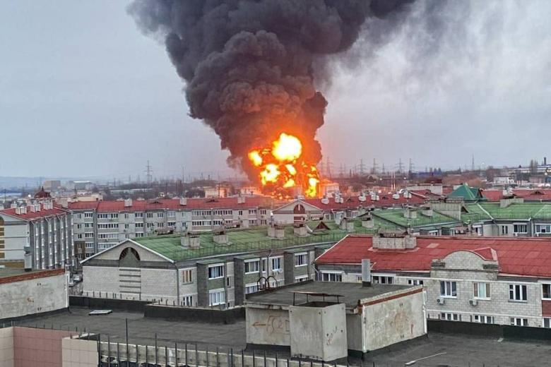 Россия. Белгород. Тушение пожара на нефтяной базе