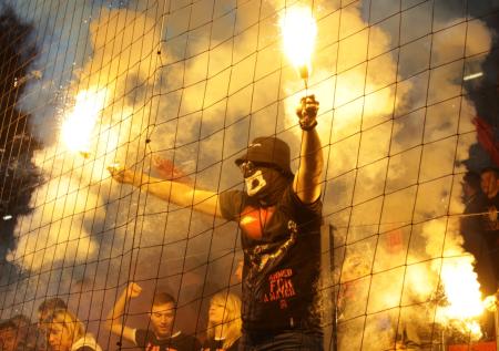 В Подмосковье футбольные фанаты устроили потасовку и попали на видео