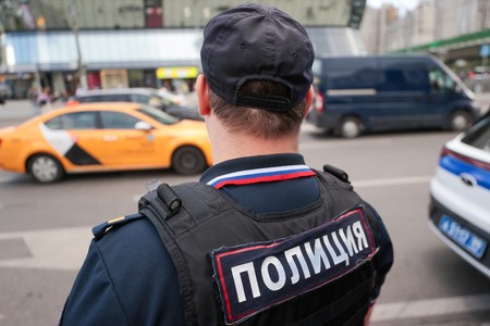 Педофил домогался восьмилетней девочки в подъезде и попал на камеру