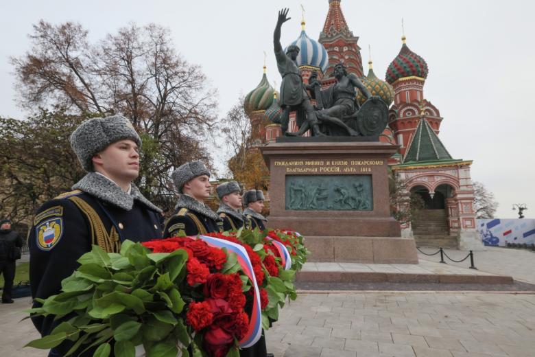 Церемония возложения цветов к памятнику Кузьме Минину и Дмитрию Пожарскому на Красной площади в День народного единства