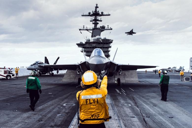 Атомный авианосец ВМС США USS George Washington, стоящий на якоре на базе Йокосука в Японии