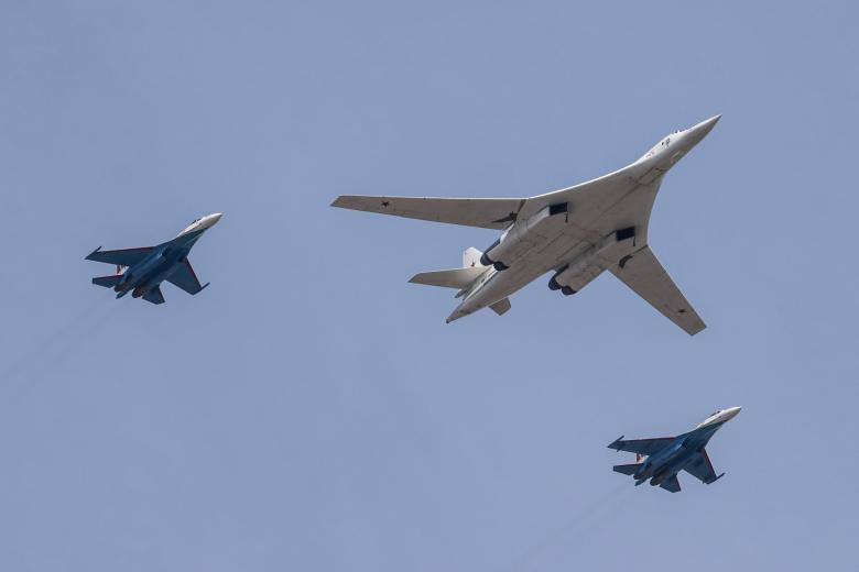 Стратегический бомбардировщик-ракетоносец Ту-160 и многоцелевые истребители Су-35С