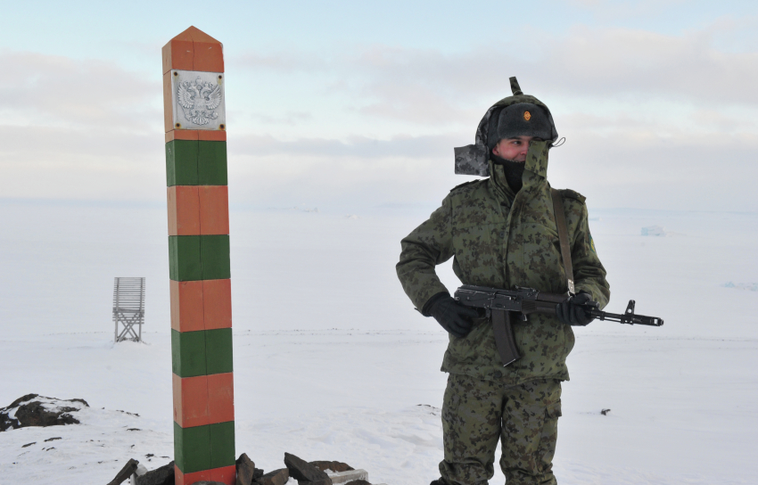 Пограничник на погранзаставе Нагурское, расположенной на острове Земля Александры архипелага Земля Франца-Иосифа. 2010 г.