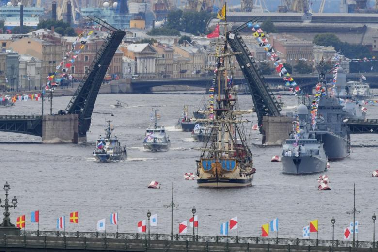 Корабли в акватории Невы на Главном военно-морском параде в честь Дня ВМФ в Санкт-Петербурге