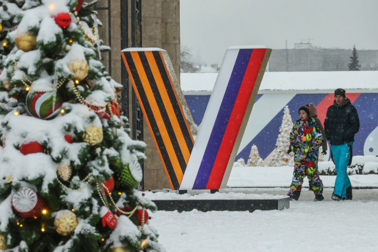 Праздничные элементы с патриотической символикой у входа в Парк Горького