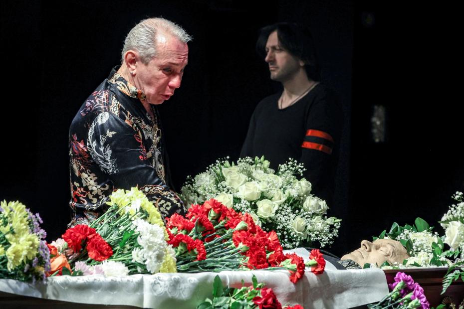 Пародист Александр Песков во время церемонии прощания с актером Вячеславом Гришечкиным 