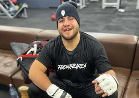 Туйваса нокаутировал Харди в первом раунде на UFC 264