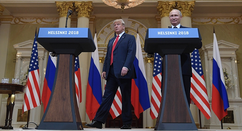Президент РФ Владимир Путин и президент США Дональд Трамп (слева) на совместной пресс-конференции по итогам встречи в Хельсинки