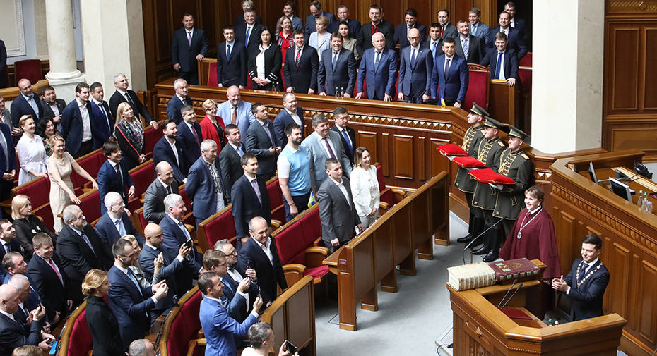 Избранный президент Украины Владимир Зеленский (справа на первом плане) во время церемонии инаугурации в зале заседаний Верховной рады