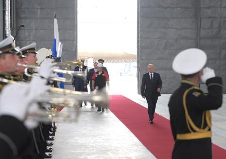 Путин принимает участие в закладке вертолётоносцев в Крыму
