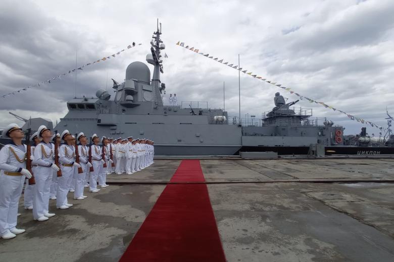 Церемония приема в состав ВМФ России малого ракетного корабля «Циклон»