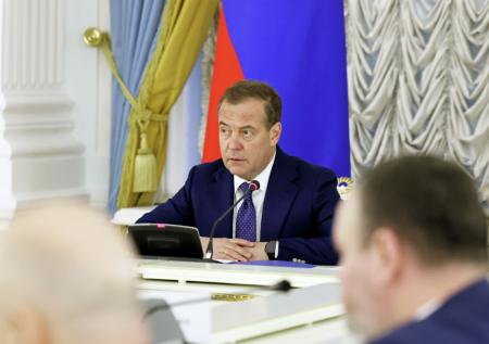 «Сгинуть в кровавых вихрях»: Медведев пожелал новой Пражской весны