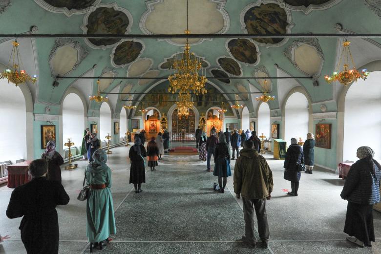 Прихожане в Высоко-Петровском монастыре