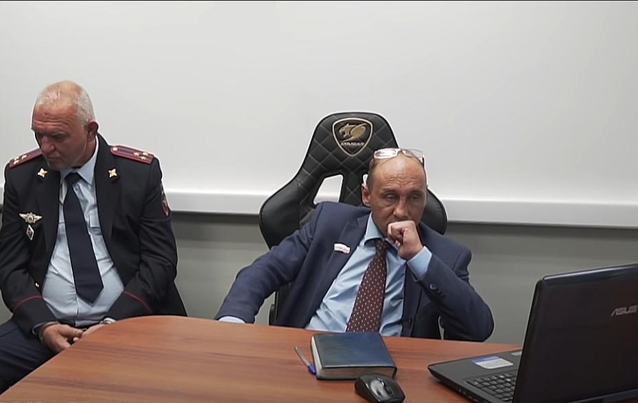 Кадр из шоу про вымышленного председателя Уссурийского района Виталия Наливкина