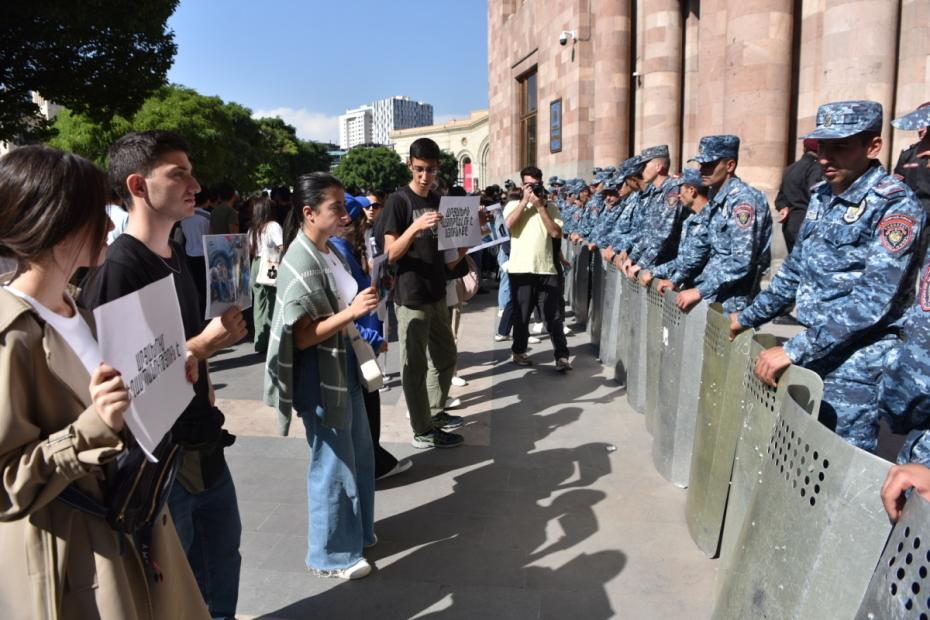 Участники протестов на фоне эскалации в Нагорном Карабахе и сотрудники полиции на площади Республики в Ереване