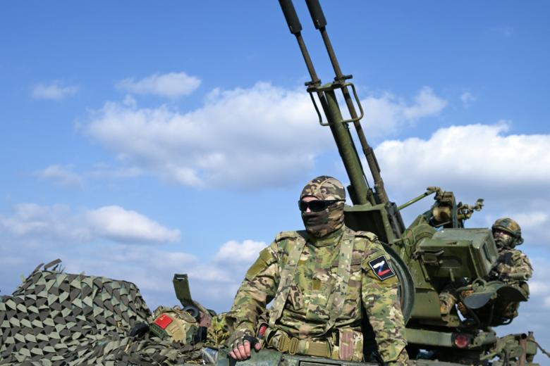 Группа прикрытия на бронетранспортере МТ-ЛБ с башенной установкой ЗУ-23-2 во время во время боевого дежурства зенитного ракетного комплекса «Бук-М2» 