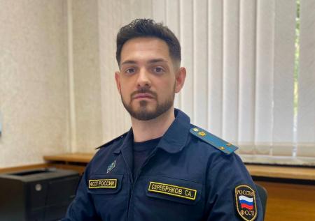 Главе ФССП приписали подвиг россиянина, спасшего девочку из горевшей машины