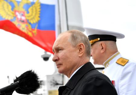 Путин прибыл в Кронштадт в День Военно-морского флота