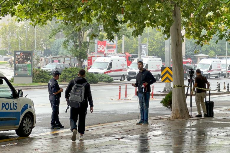 Два террориста совершили теракт возле здания МВД в Анкаре