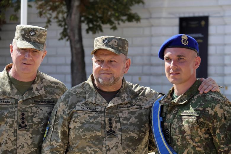 Валерий Залужный (в центре)