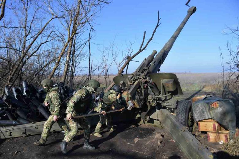 Артиллеристы ВС РФ ведут огонь из 152-мм гаубицы «Мста-Б»