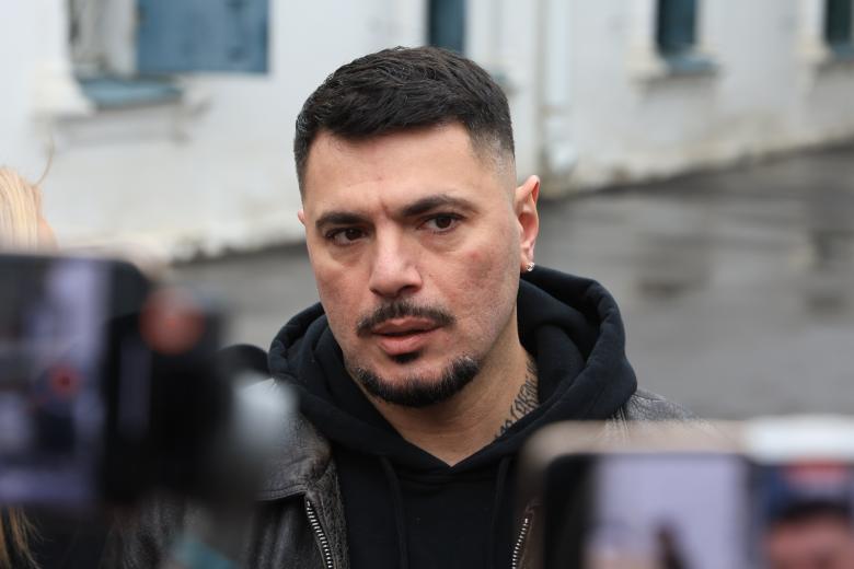 Рэпер Птаха на церемонии прощания с Пешей Техником (настоящее имя — Павел Ивлев) у храма Петра и Павла в Лефортово в Москве
