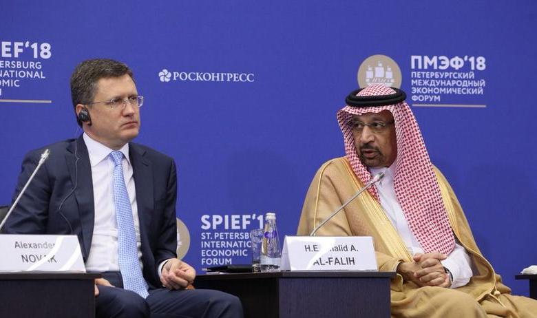 Министр энергетики России Александр Новак со своим коллегой из Саудовской Аравии Халидом аль-Фалихом   