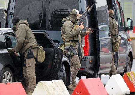 Переговоры с вооруженным мужчиной в Гамбурге продолжаются 14 часов