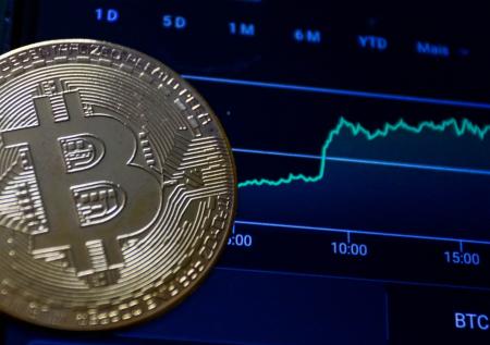 Стоимость биткоина превысила $56 тысяч впервые с декабря 2021 года