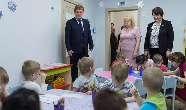 Владимир Елистратов (в центре)