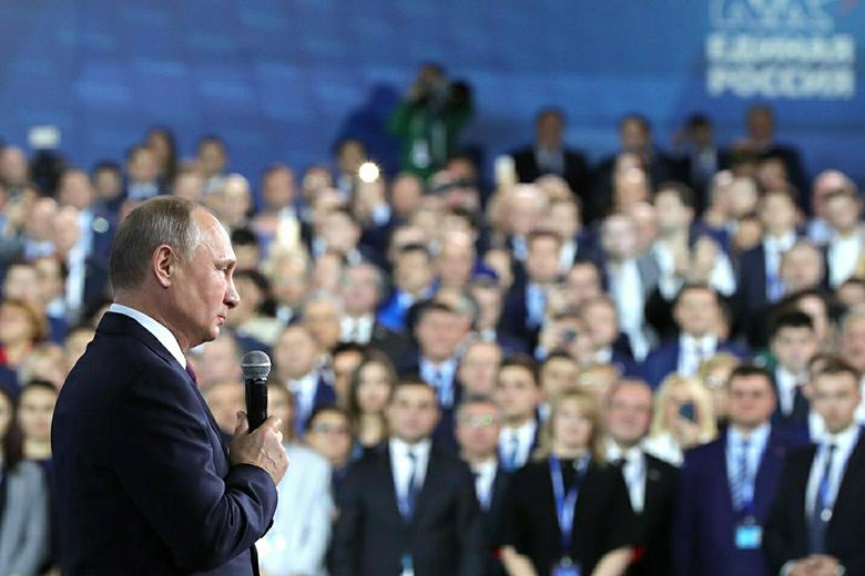 Президент РФ Владимир Путин выступает на съезде ЕР