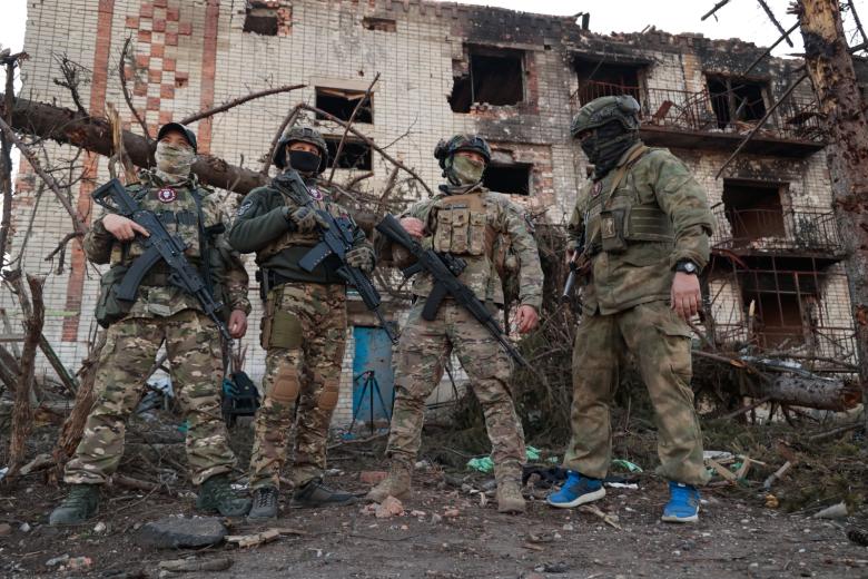 Бойцы ЧВК «Вагнер» у дома, разрушенного в результате обстрела