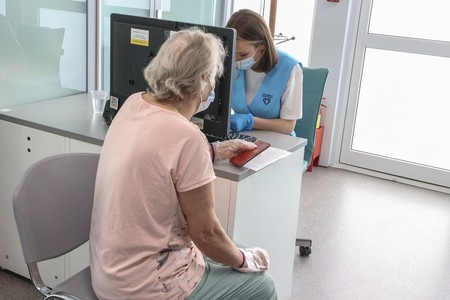 Онищенко оценил опасность принудительной вакцинации пенсионеров от COVID-19
