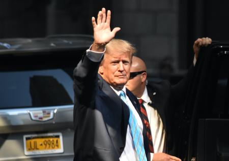 Хранил секретные документы в туалете: Трампу грозит почти 400 лет тюрьмы