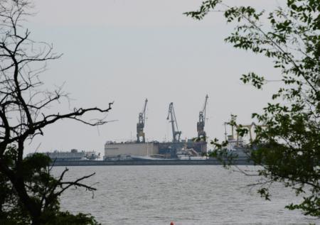 Беспилотник снял два грузовых судна в морском торговом порту Мариуполя