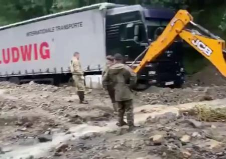 Маленького ребенка снесло селевым потоком в российском регионе