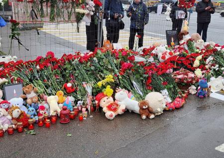 Волонтеры возложили цветы и свечи у «Крокуса» от имени участников СВО