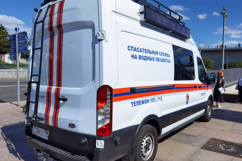 Оперативные службы в районе парка «Зарядье», где в Москве-реке обнаружены тела погибших диггеров