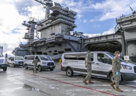 Американский авианосец вернулся в море после вспышки коронавируса на борту