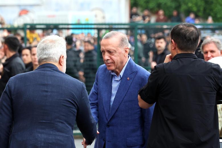 Президент Турции Реджеп Тайип Эрдоган (справа) перед голосованием на выборах президента Турции у избирательного участка в средней школе имени Саффета Чеби в районе Ускюдар