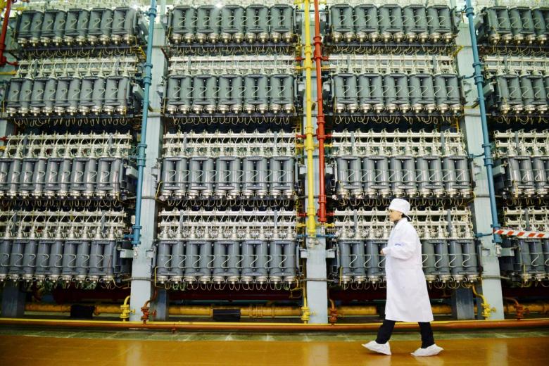 Газовые центрифуги для разделения изотопов урана в цехе разделительного производства Уральского электрохимического комбината