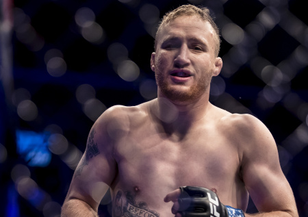 «Ничего не могу»: действующий чемпион UFC приостановил спортивную карьеру