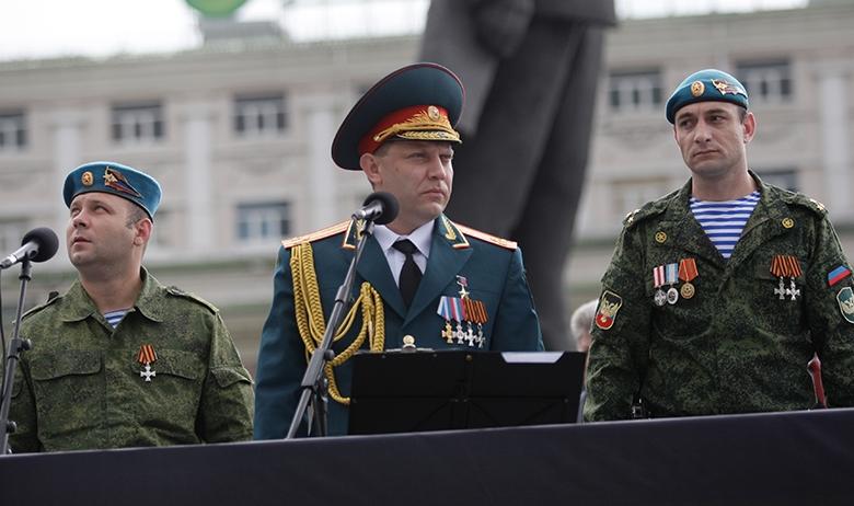 Александр Захарченко(в центре)