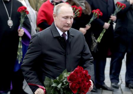 Путин возложил цветы к памятнику Минину и Пожарскому