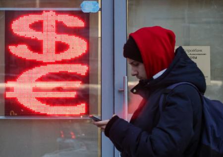 «Есть ли смысл?»: россиян предостерегли от покупки долларов