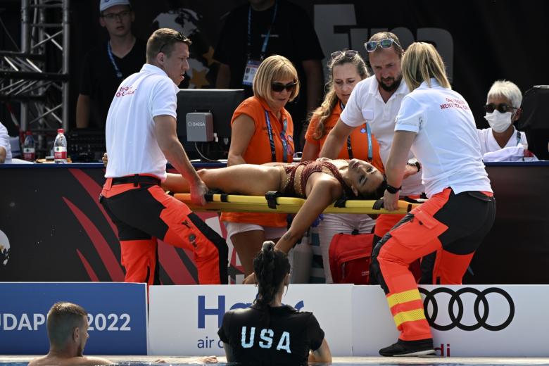 Американская синхронистка Анита Альварес потеряла сознание и ушла под воду во время выступления на чемпионате мира по водным видам спорта в Будапеште