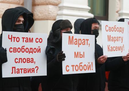 Дмитрий Киселев вышел на пикет в поддержку Касема к посольству Латвии