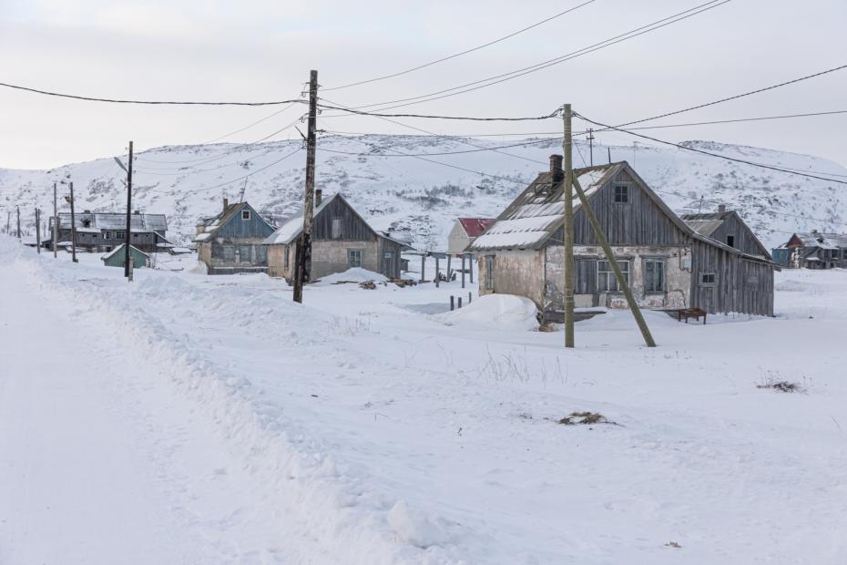 Улица Старой Териберки, дома местных жителей.