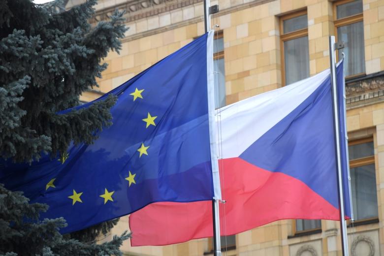 Флаги Евросоюза и Чешской Республики на территории посольства Чехии в Москве