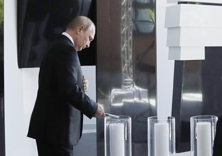 Путин открыл памятник Героям сопротивления в Еврейском музее
